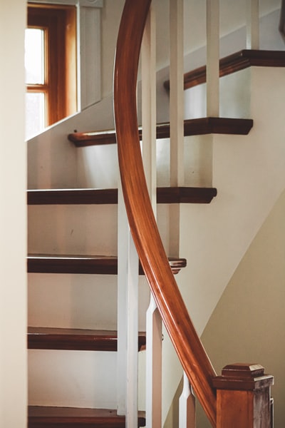 白墙棕色木楼梯